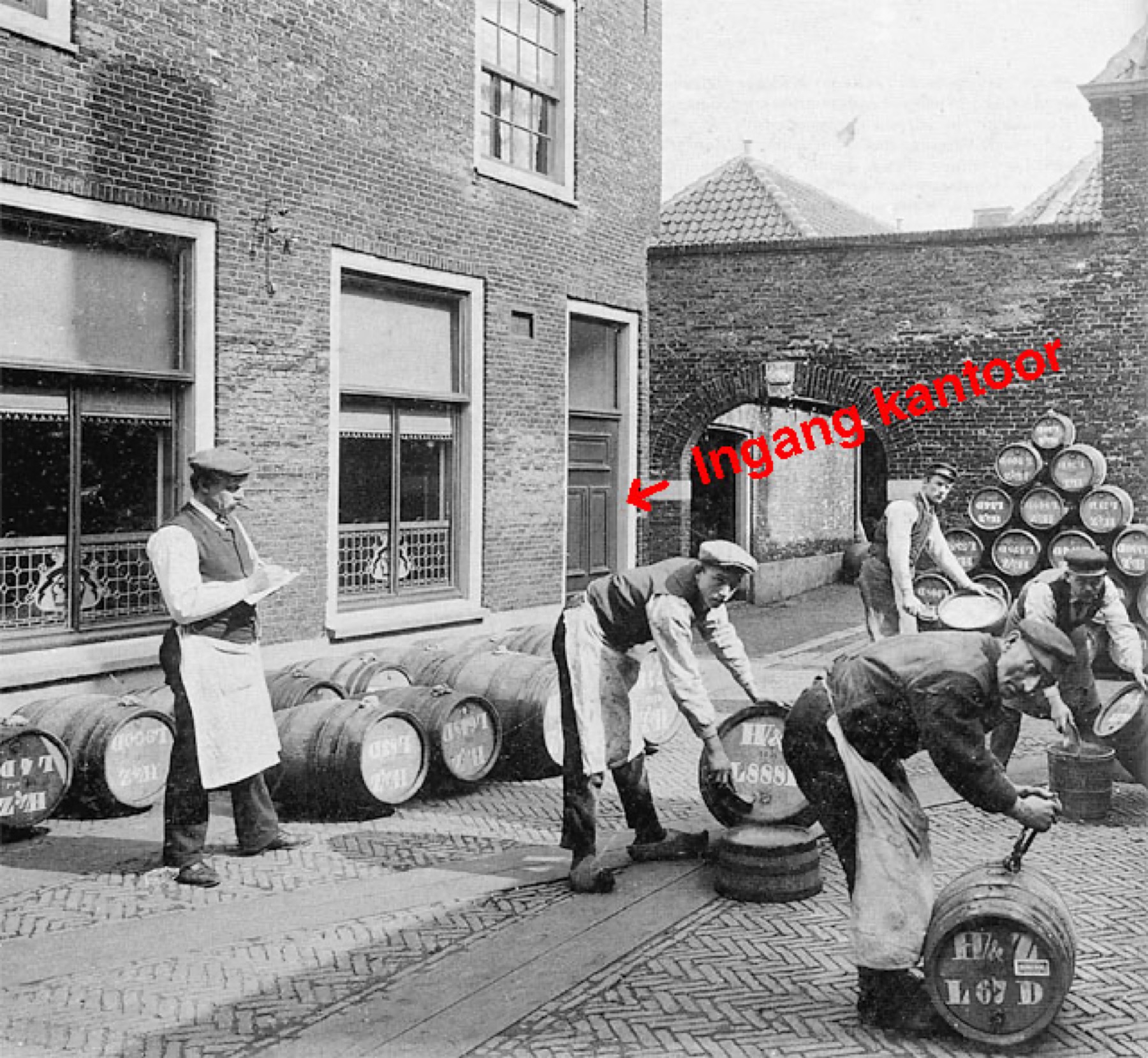 Historische foto van de jeneverstokerij Hartevelt aan de Zandstraat, met de ingang van het kantoor
